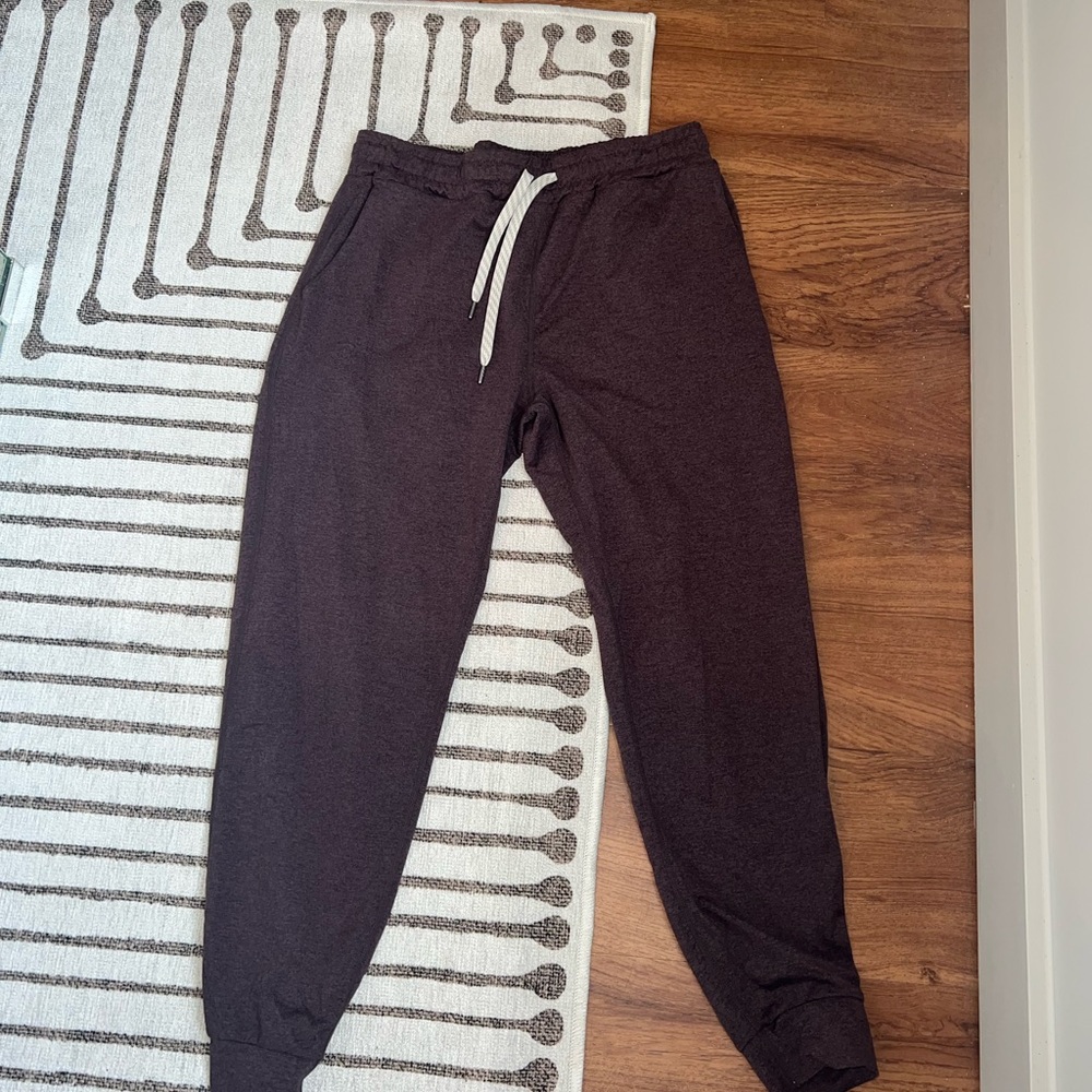 Vuori Performance Jogger Size Small in a gray/purple color!